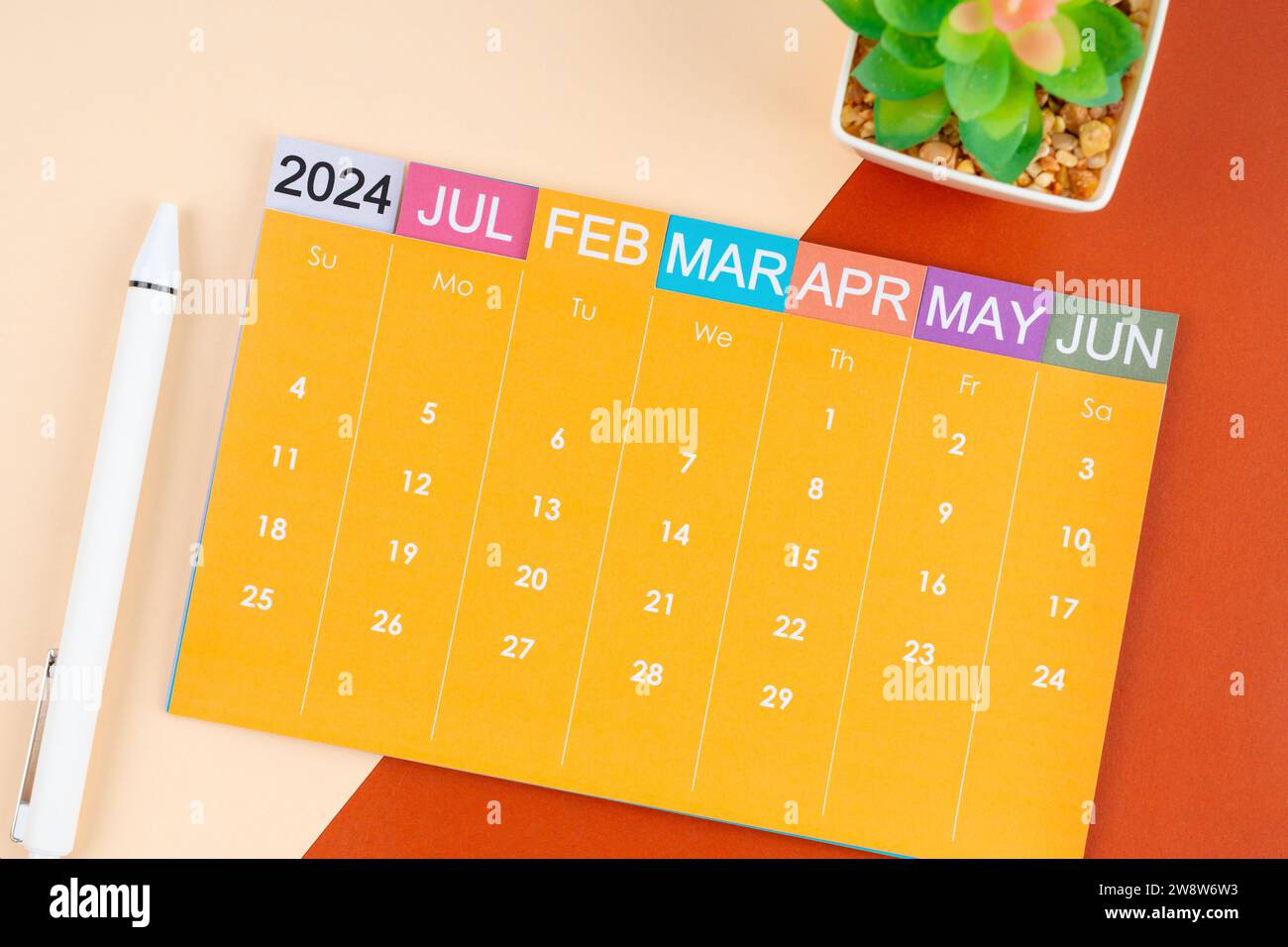 Februar 2024 Kalenderseite mit Stift auf wunderschönem Hintergrund. Stockfoto