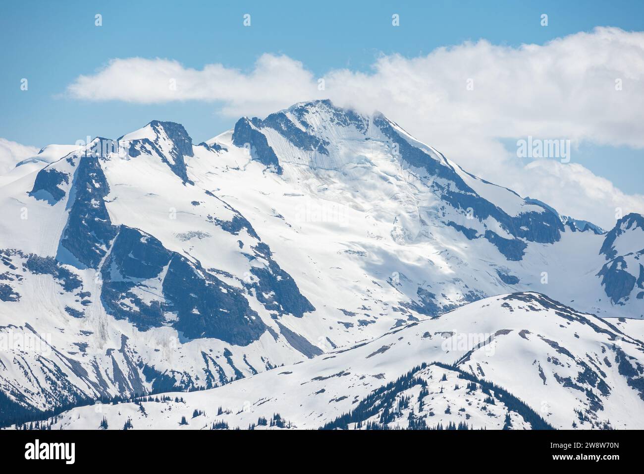 Schneebedeckte Gipfel überragen die unberührte Wildnis von British Columbia. Stockfoto