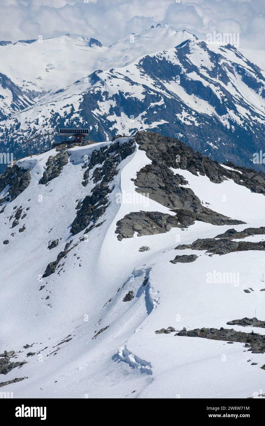 Die Gipfelstation mit Blick auf die weite verschneite Whistler Mountain ist ein Tor zu den Gipfeln der Kanadischen Rocky Mountains. Stockfoto