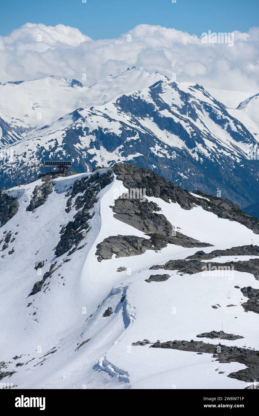 Die Gipfelstation mit Blick auf die weite verschneite Whistler Mountain ist ein Tor zu den Gipfeln der Kanadischen Rocky Mountains. Stockfoto