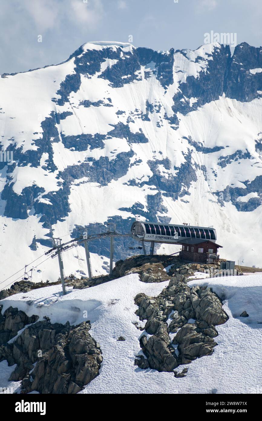 Die Gipfelstation mit Blick auf die weite verschneite Whistler Mountain ist ein Tor zu den Gipfeln der Kanadischen Rocky Mountains. Stockfoto