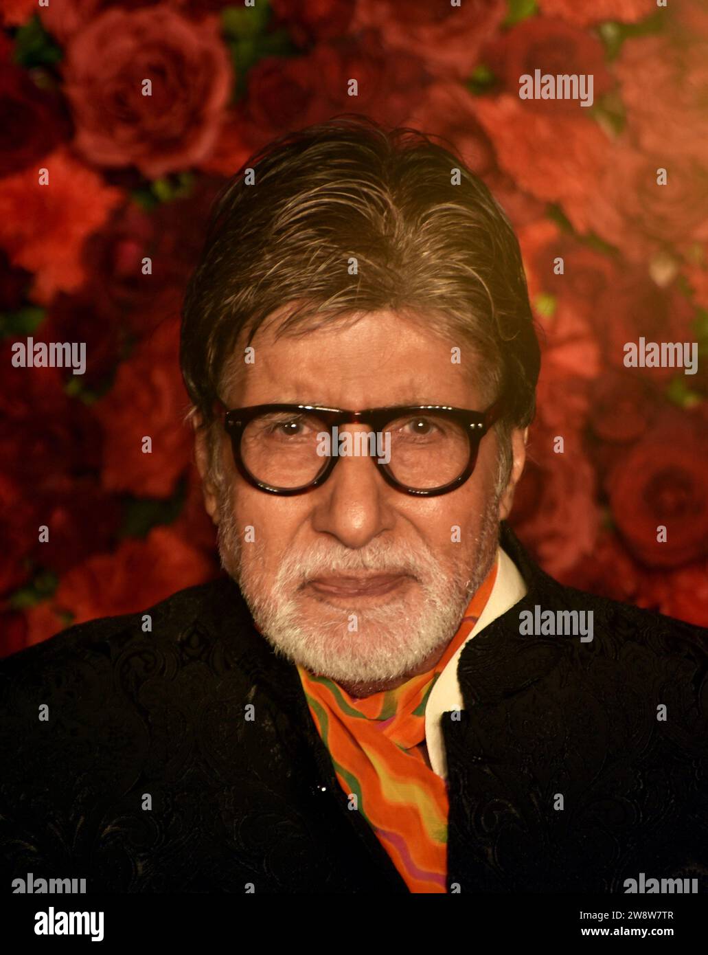 Mumbai, Indien, am 21. Dezember 2023 nimmt der Bollywood-Schauspieler Amitabh Bachchan an der 60. Geburtstagsparty des indischen Filmproduzenten, Filmverleihs und Immobilienentwicklers Anand Pandit am 21. Dezember 2023 in Mumbai, Indien, Teil. (Foto: Indranil Aditya/NurPhoto)0 Credit: NurPhoto SRL/Alamy Live News Stockfoto