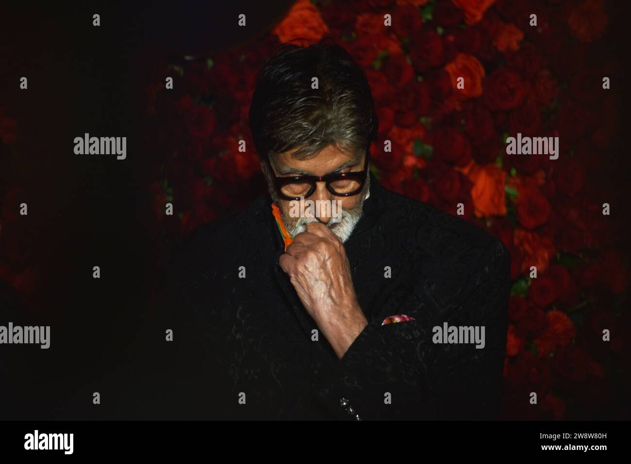 Mumbai, Indien, am 21. Dezember 2023 nimmt der Bollywood-Schauspieler Amitabh Bachchan an der 60. Geburtstagsparty des indischen Filmproduzenten, Filmverleihs und Immobilienentwicklers Anand Pandit am 21. Dezember 2023 in Mumbai, Indien, Teil. (Foto: Indranil Aditya/NurPhoto)0 Credit: NurPhoto SRL/Alamy Live News Stockfoto