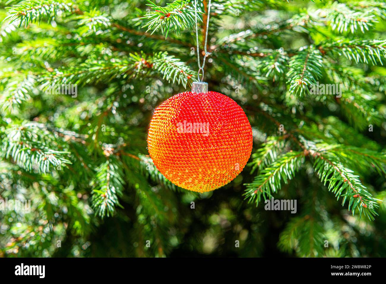 Exquisites handgefertigtes Weihnachtskugel-Spielzeug aus Perlen, auch bekannt als Weihnachtskugel oder Weihnachtsbirne, ist Teil der Weihnachtsdekoration Stockfoto