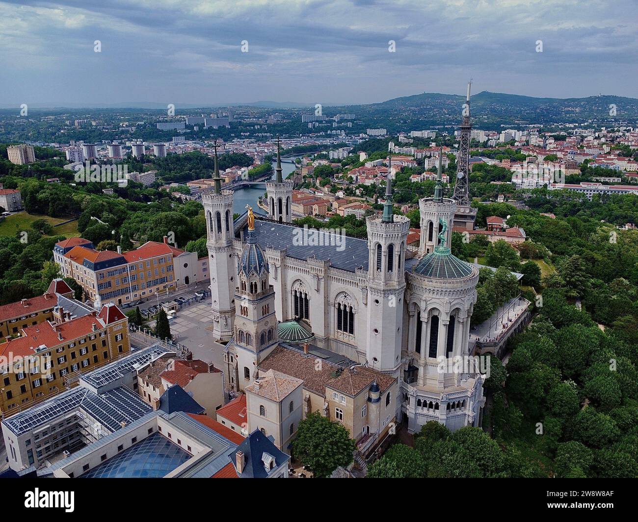 Drohnenfoto Basilika Notre-Dame, Basilika Notre-Dame de Fourvière Lyon frankreich europa Stockfoto