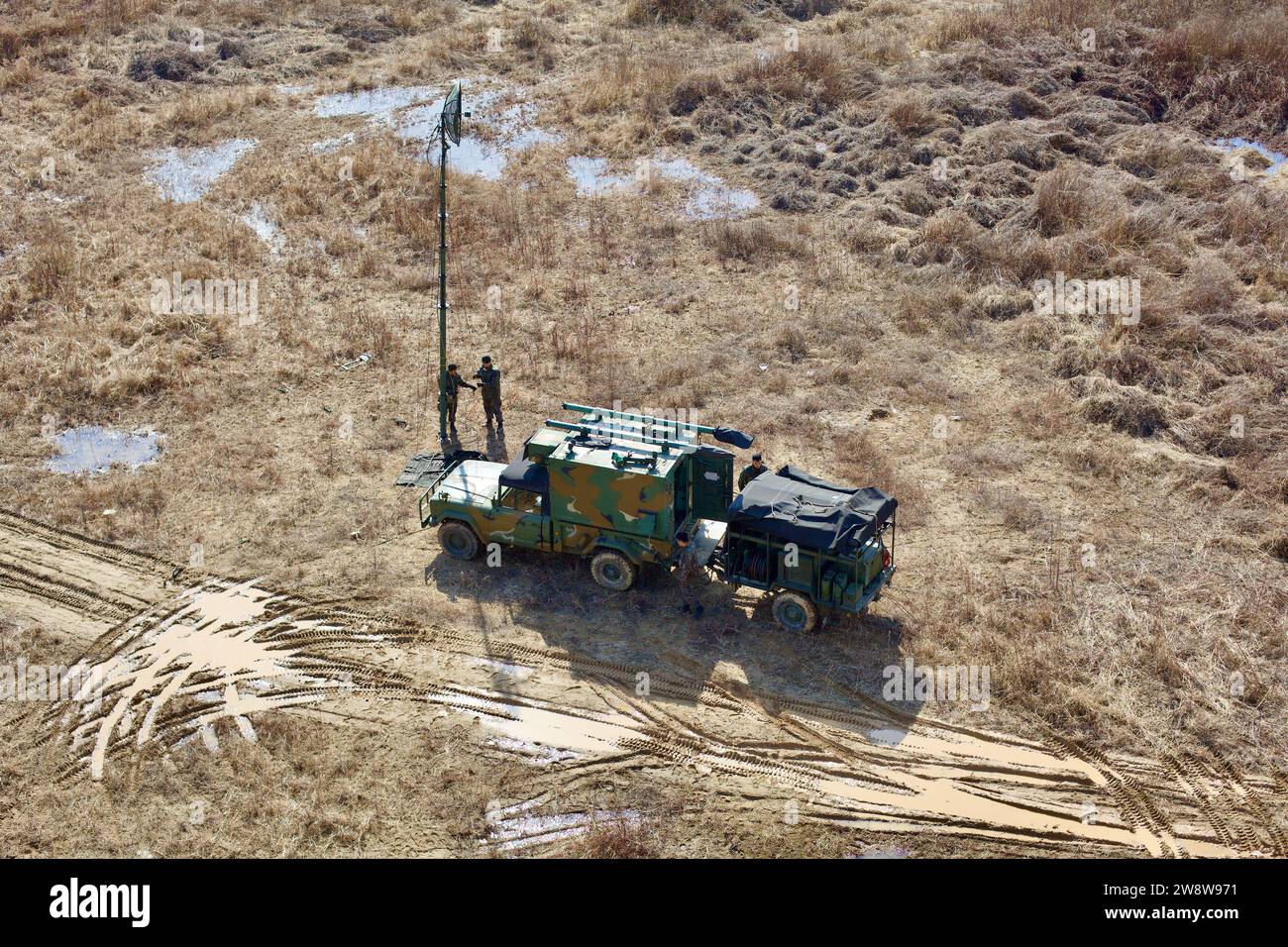 Yeoju City, Südkorea - 20. Februar 2020: Südkoreanische Soldaten führen einen Feldtest an fortschrittlichen Kommunikationsgeräten in der Nähe des South Han River durch Stockfoto