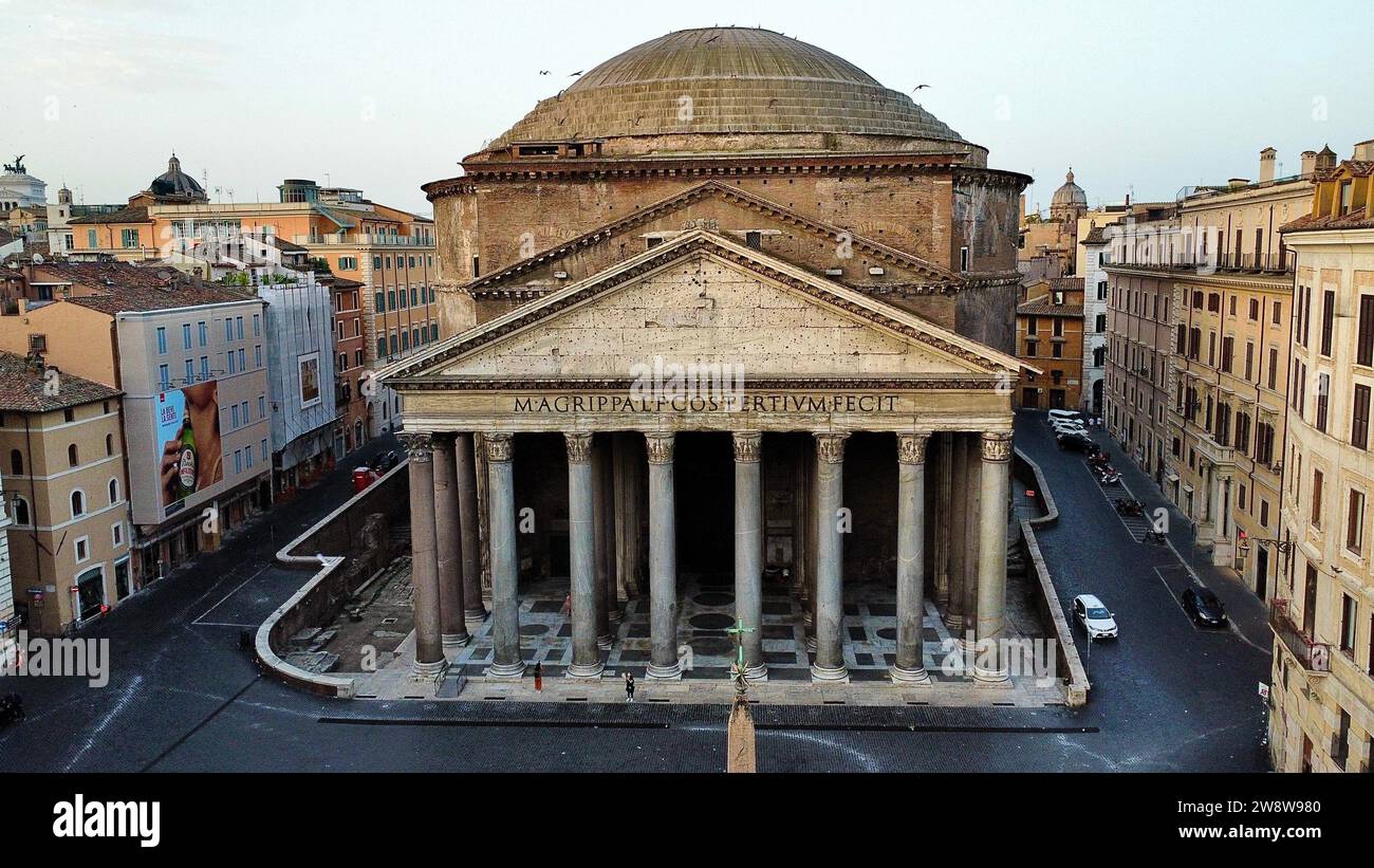 Luftbilddrohnenaufnahme der Kuppel des Pantheons und der Piazza della Rotonda in Rom, Lazio, Italien. Antiker römischer Tempel und ikonisches architektonisches Wahrzeichen. Stockfoto
