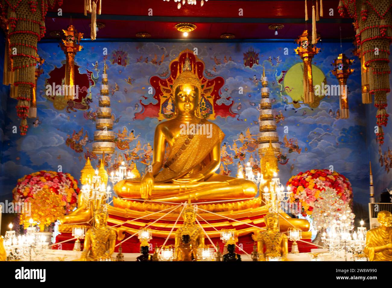 Der antike wunderschöne buddha im antiken Ubosot des Wat Tha Ka Rong oder des Thakarong Tempels für thailändische Reisende besuchen Respekt und Gebetwunsch Stockfoto