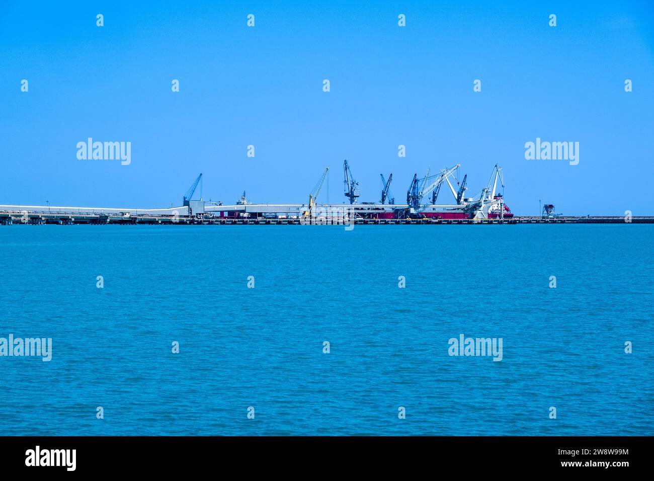 Porto Alti Fondali di Manfredonia, der Industriehafen, östlich-nordöstlich der Mündung des alten Hafens. Stockfoto