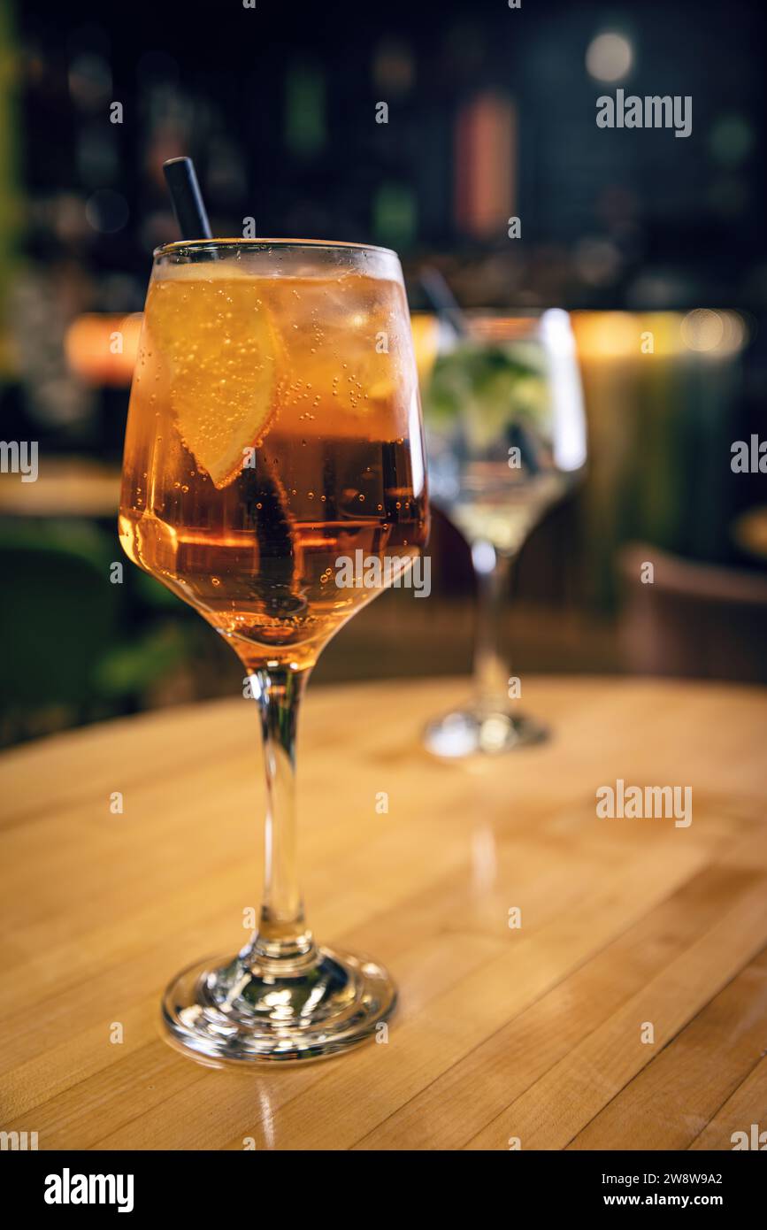 Aperol Spritz Cocktail in großem Weinglas mit Orangenscheiben, Sommer italienische frischer Alkohol kaltes Getränk Stockfoto