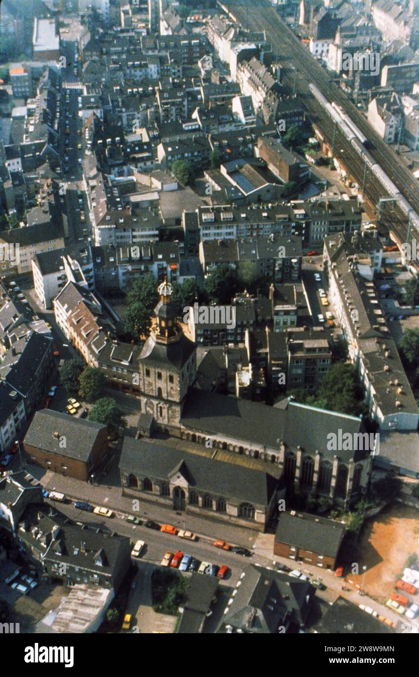 Köln, Deutschland, 13. August 1995. Basilika St. Ursula, Köln. Luftaufnahme. Stockfoto