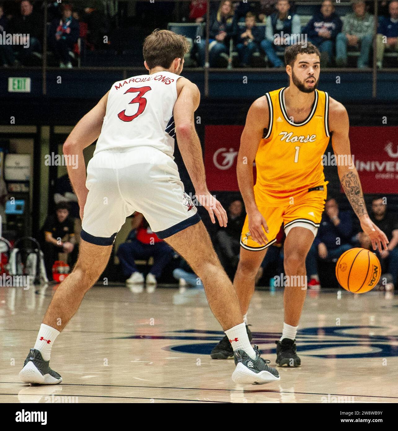 21. Dezember 2023 Moraga, CA U.S.A. der Wärter von Nord-Kentucky Trey Robinson (1) will den Ball während des NCAA Männer Basketballspiels zwischen Nord-Kentucky Norse und den Saint Mary's Gaels passieren. Saint Mary's schlug Northern Kentucky 92-56 im University Credit Union Pavilion Moraga Calif Thurman James/CSM Stockfoto