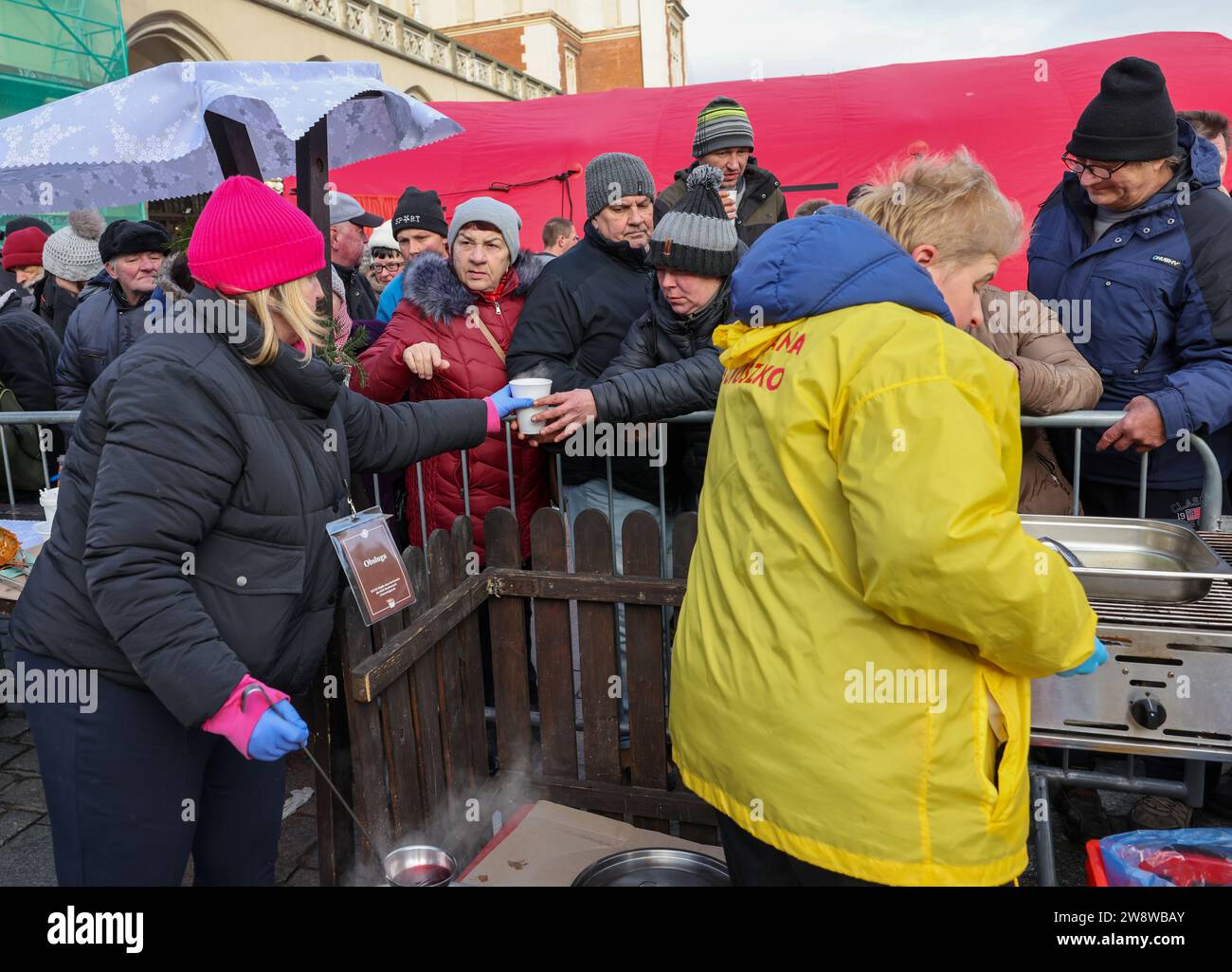 Krakau, Polen - 17. Dezember 2023: Heiligabend für Arme und Obdachlose auf dem Hauptplatz in Krakau. Die Gruppe Kosciuszko bereitet den größten Abend in der vor Stockfoto