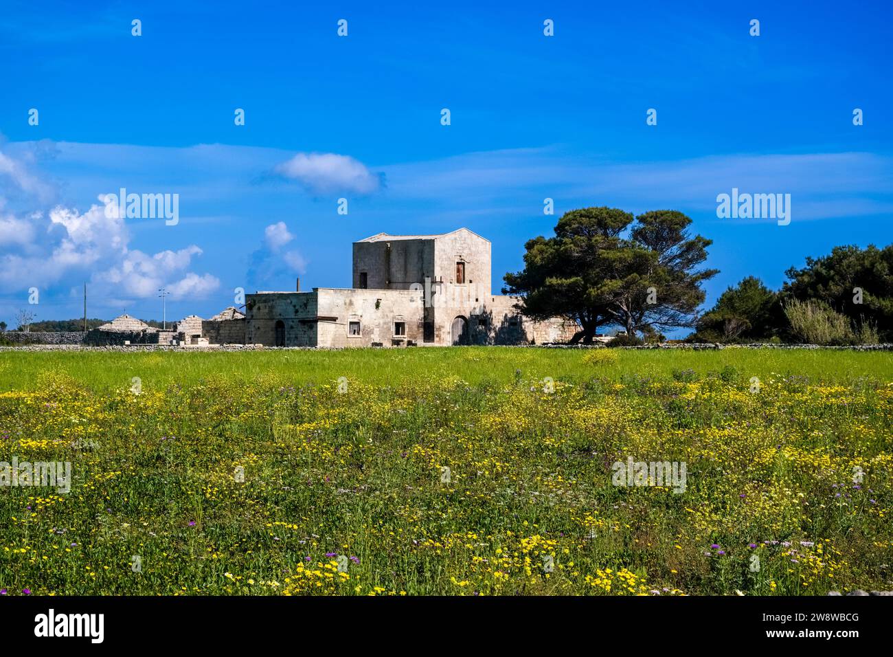 Gebäude auf der Klippe am Capo d'Otranto, dem östlichsten Punkt Italiens. Stockfoto
