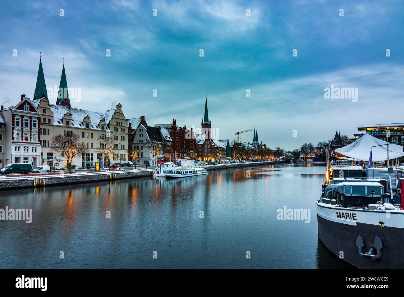 Lübeck: Stadttrave, Altstadt, Weihnachtsdekoration an Bäumen in Ostsee, Schleswig-Holstein, Deutschland Stockfoto