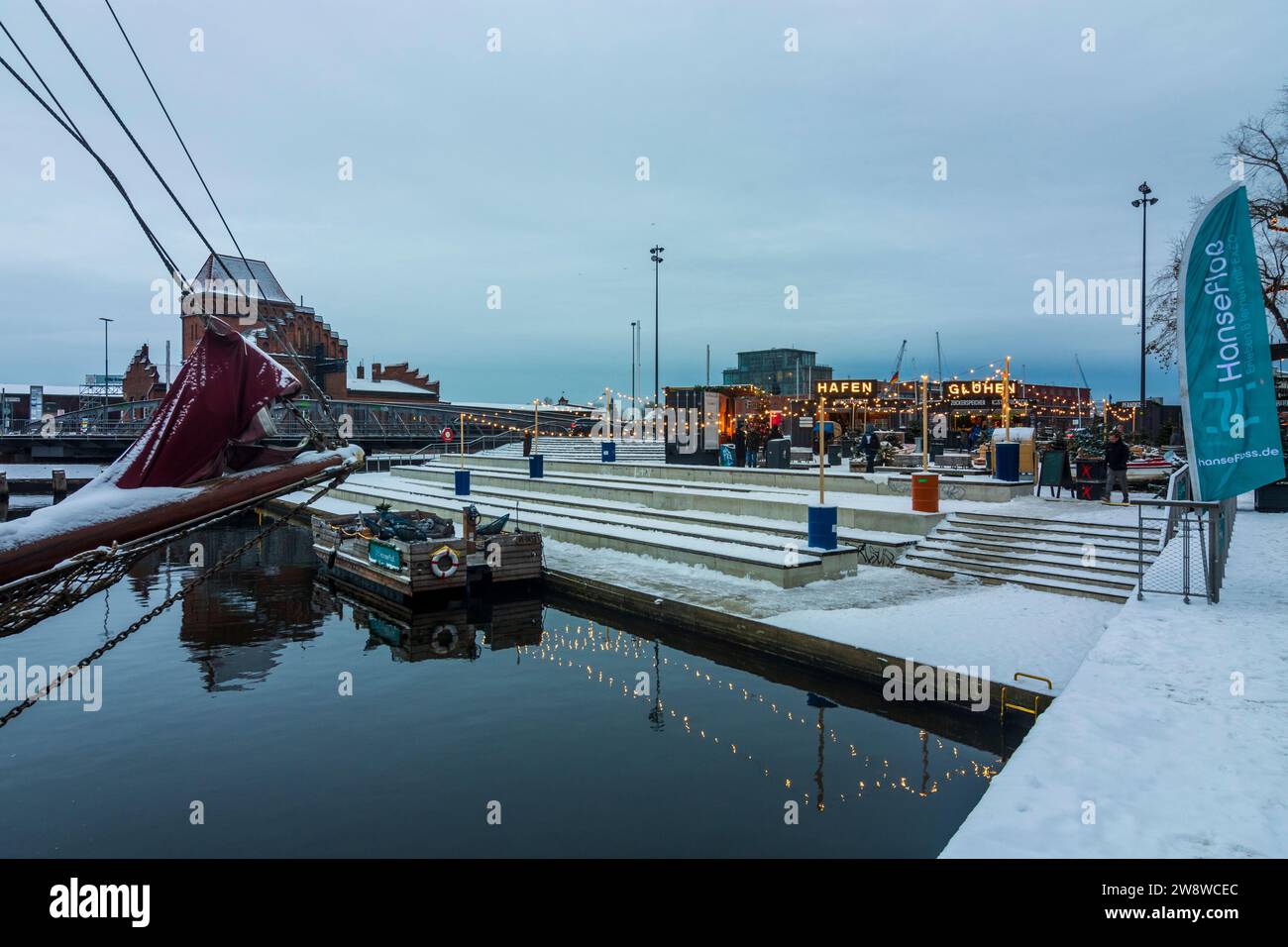 Lübeck: Weihnachtsmarkt am Drehbrückenplatz in Ostsee, Schleswig-Holstein Stockfoto