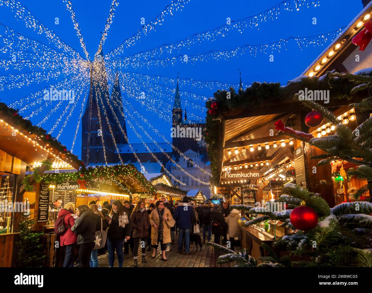 Lübeck: Weihnachtsmarkt am historischen Rathaus, Verkaufsstände, Weihnachtsdekoration in Ostsee, Schleswig-Holstein Stockfoto