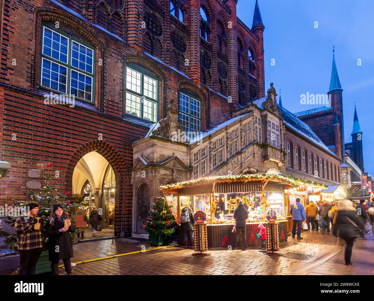 Lübeck: Weihnachtsmarkt am historischen Rathaus, Verkaufsstände, Weihnachtsdekoration in Ostsee, Schleswig-Holstein Stockfoto