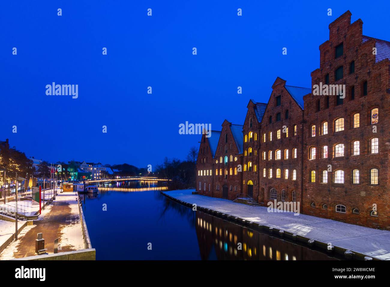 Lübeck: Stadttrave, alter Salzspeicher, Weihnachtsdekoration in Ostsee, Schleswig-Holstein Stockfoto