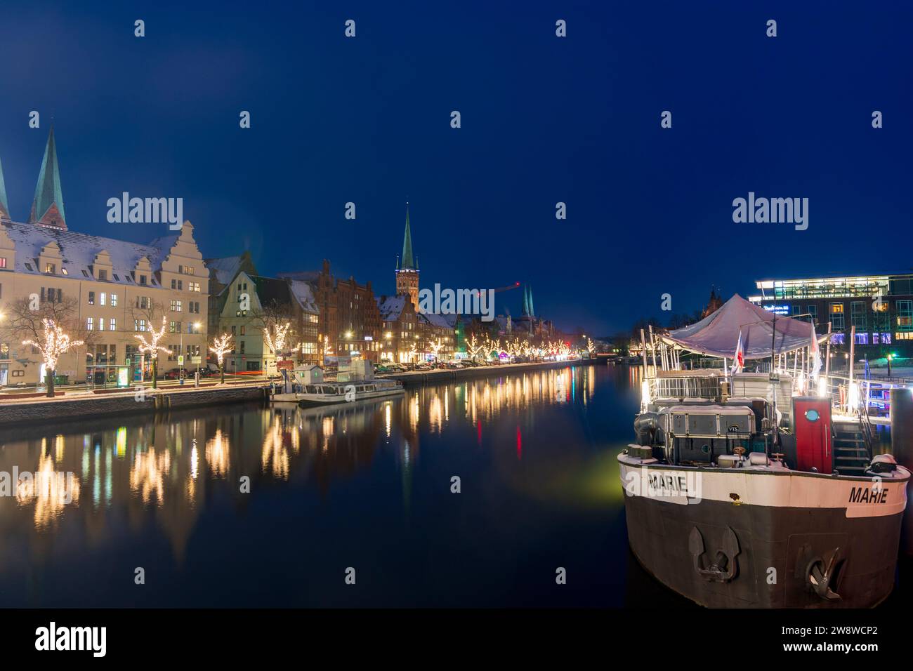 Lübeck: Stadttrave, Altstadt, Kirchen Sankt Marien und Sankt Petri, Weihnachtsdekoration an Bäumen in Ostsee, Schleswig-Holstein, G Stockfoto