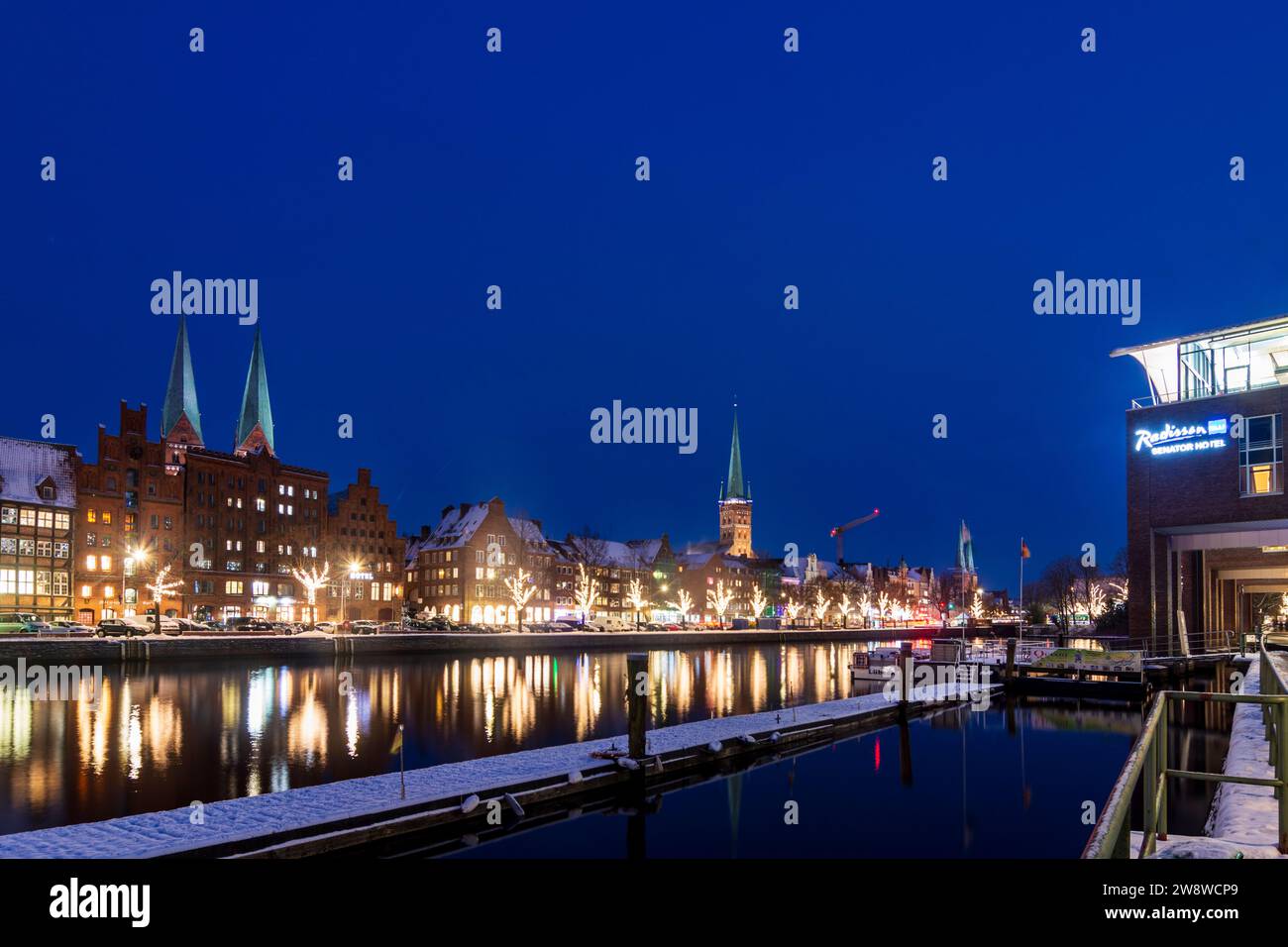 Lübeck: Stadttrave, Altstadt, Kirchen Sankt Marien und Sankt Petri, Weihnachtsdekoration an Bäumen in Ostsee, Schleswig-Holstein, G Stockfoto