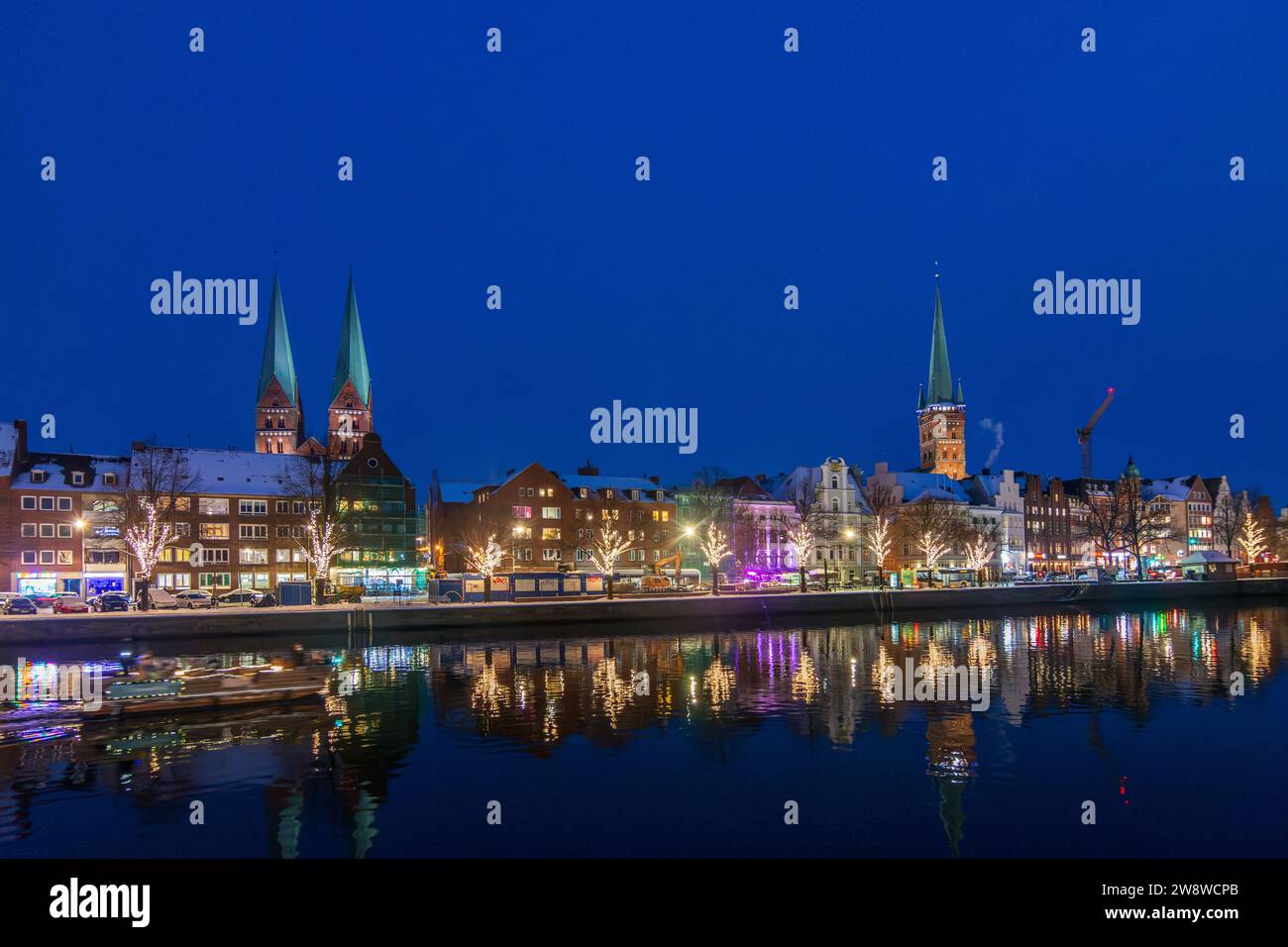 Lübeck: Stadttrave, Altstadt, Kirchen Sankt Marien und Sankt Petri, Weihnachtsdekoration an Bäumen in Ostsee, Schleswig-Holstein, G Stockfoto
