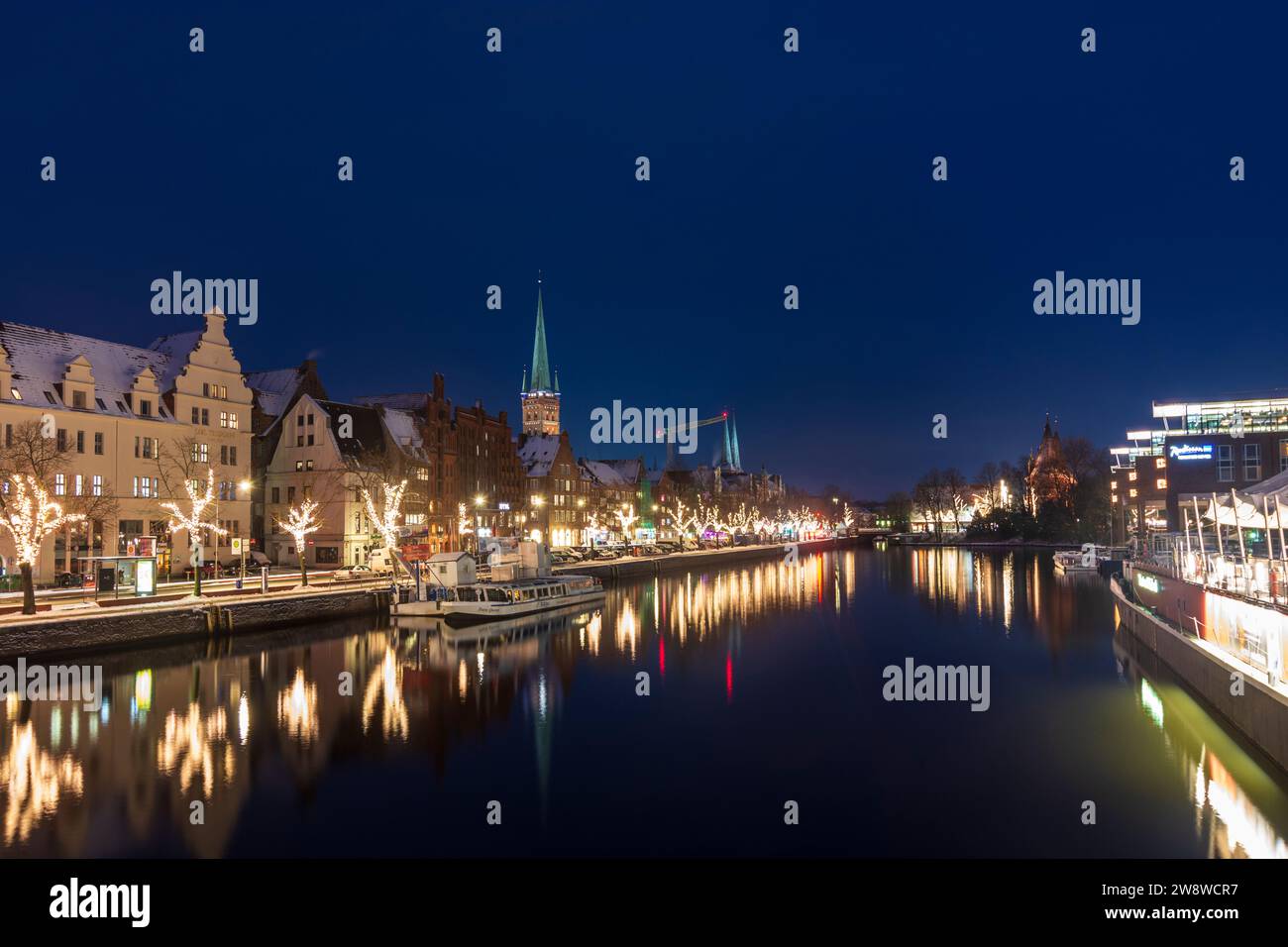 Lübeck: Stadttrave, Altstadt, Kirche Sankt Petri, Weihnachtsdekoration an Bäumen in Ostsee, Schleswig-Holstein, Deutschland Stockfoto