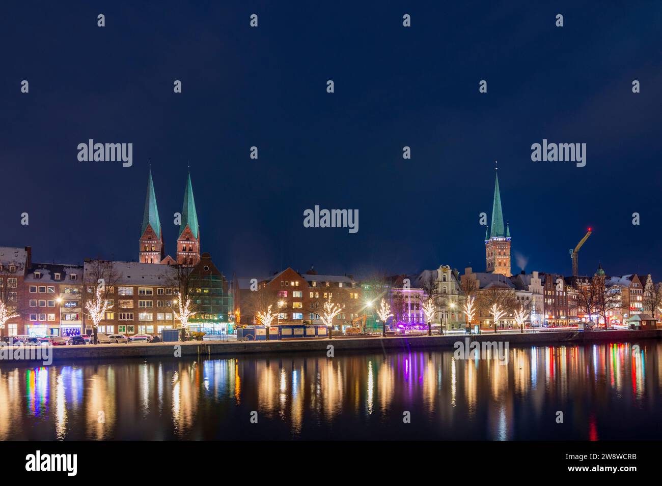 Lübeck: Stadttrave, Altstadt, Kirchen Sankt Marien und Sankt Petri, Weihnachtsdekoration an Bäumen in Ostsee, Schleswig-Holstein, G Stockfoto