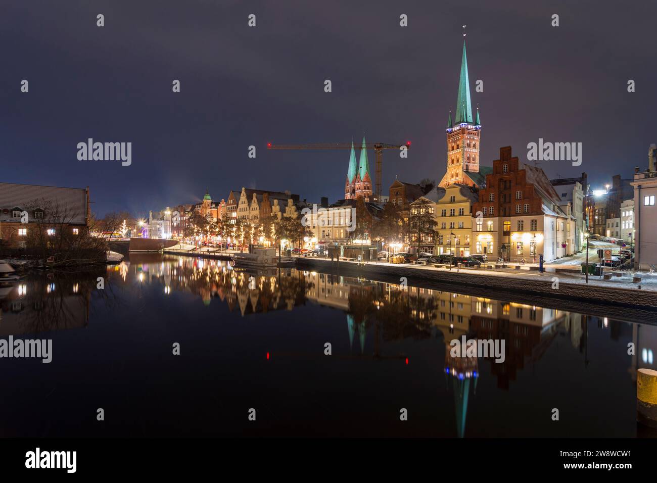 Lübeck: Stadttrave, Altstadt, Kirchen Sankt Marien und Sankt Petri, Weihnachtsdekoration an Bäumen in Ostsee, Schleswig-Holstein, G Stockfoto