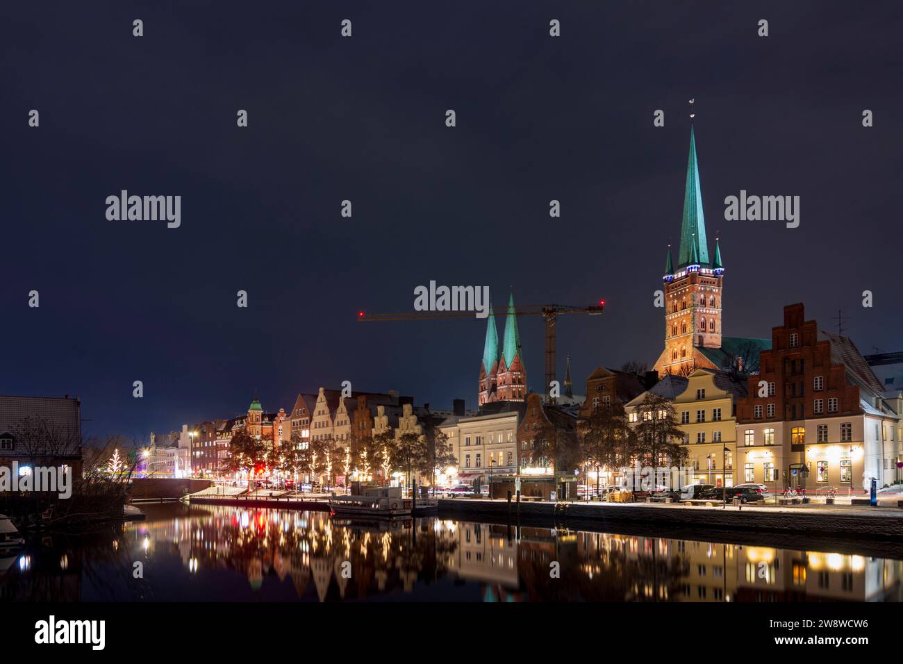 Lübeck: Stadttrave, Altstadt, Kirchen Sankt Marien und Sankt Petri, Weihnachtsdekoration an Bäumen in Ostsee, Schleswig-Holstein, G Stockfoto