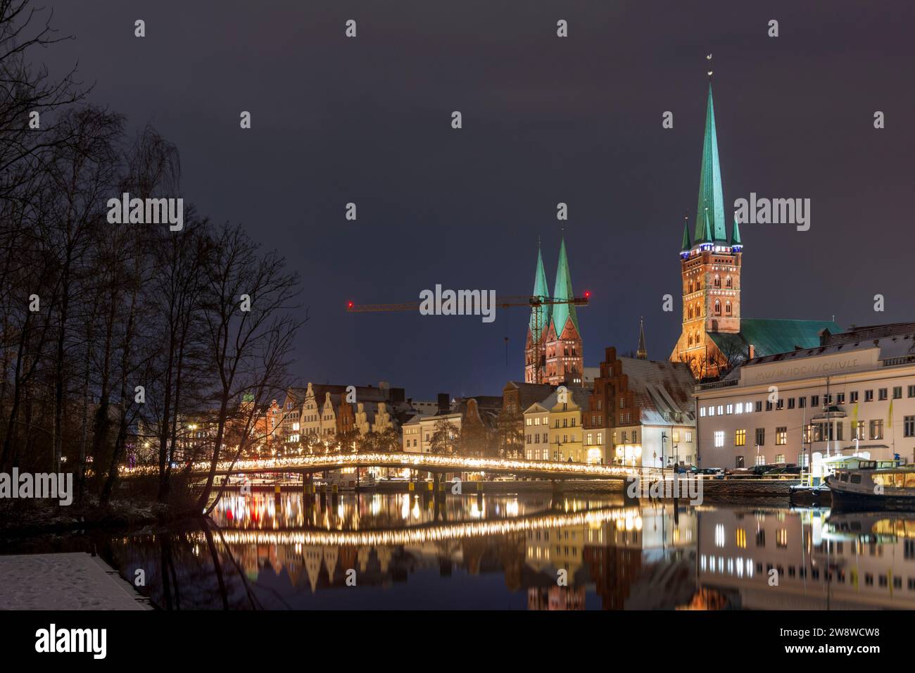 Lübeck: Stadttrave, Altstadt, Kirchen Sankt Marien und Sankt Petri, Weihnachtsdekoration an Bäumen in Ostsee, Schleswig-Holstein, G Stockfoto