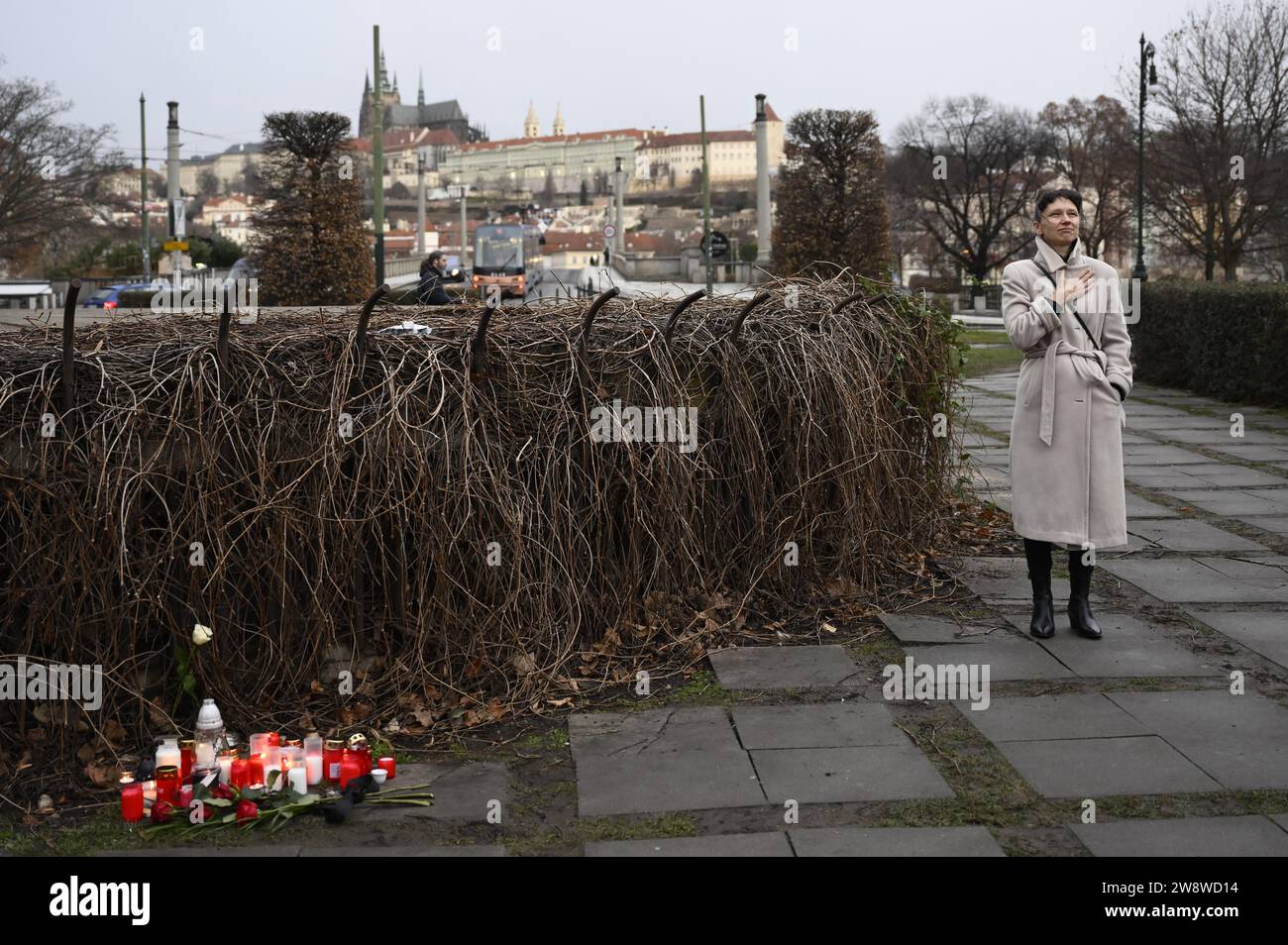 Prag, Tschechische Republik. Dezember 2023. Eine junge Frau wird am 22. Dezember in Prag, Tschechien, am Jan-Palach-Platz in der Nähe der Kunstfakultät der Karlsuniversität gesehen. 2023. ein 24-jähriger Schüler erschoss am Vortag 14 Menschen und verletzte 25 weitere in der Schule. Quelle: Ondrej Deml/CTK Photo/Alamy Live News Stockfoto