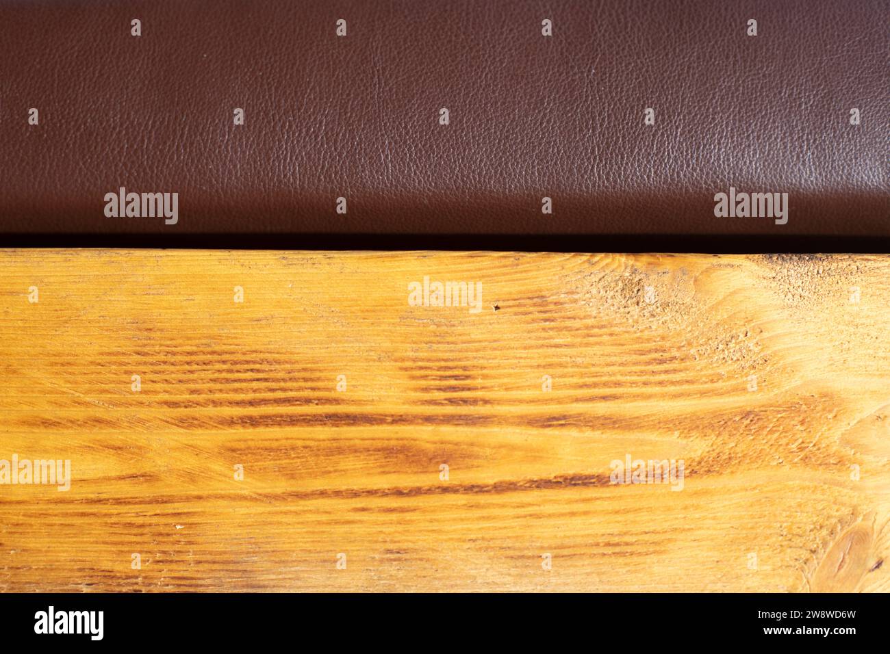 Details von Möbeln aus Holz. Möbel aus Dielen. Der Innenraum ist aus Holz. Sofa aus Brettern. Stockfoto