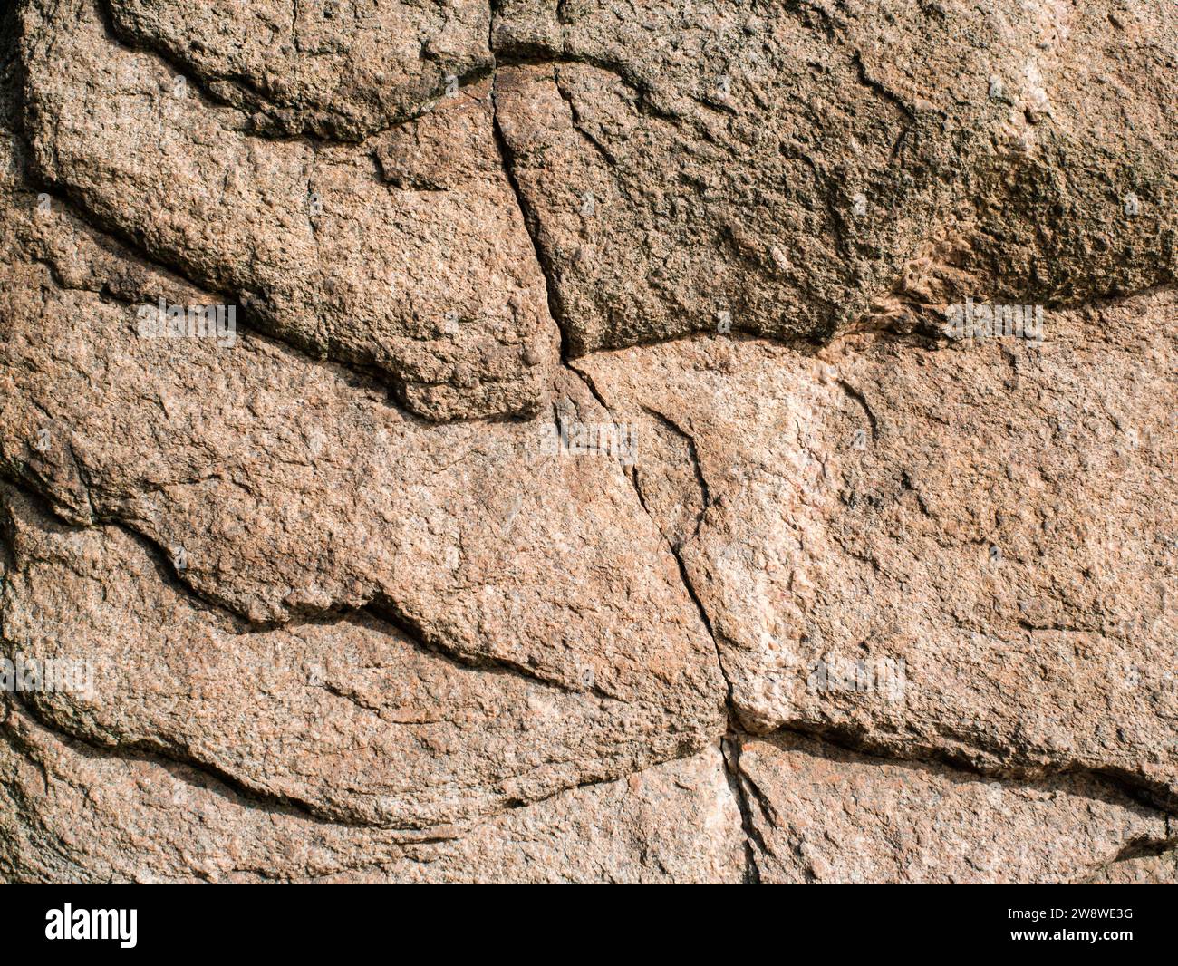 Antike präkambrische Felsen, beleuchtet durch direktes Sonnenlicht Stockfoto