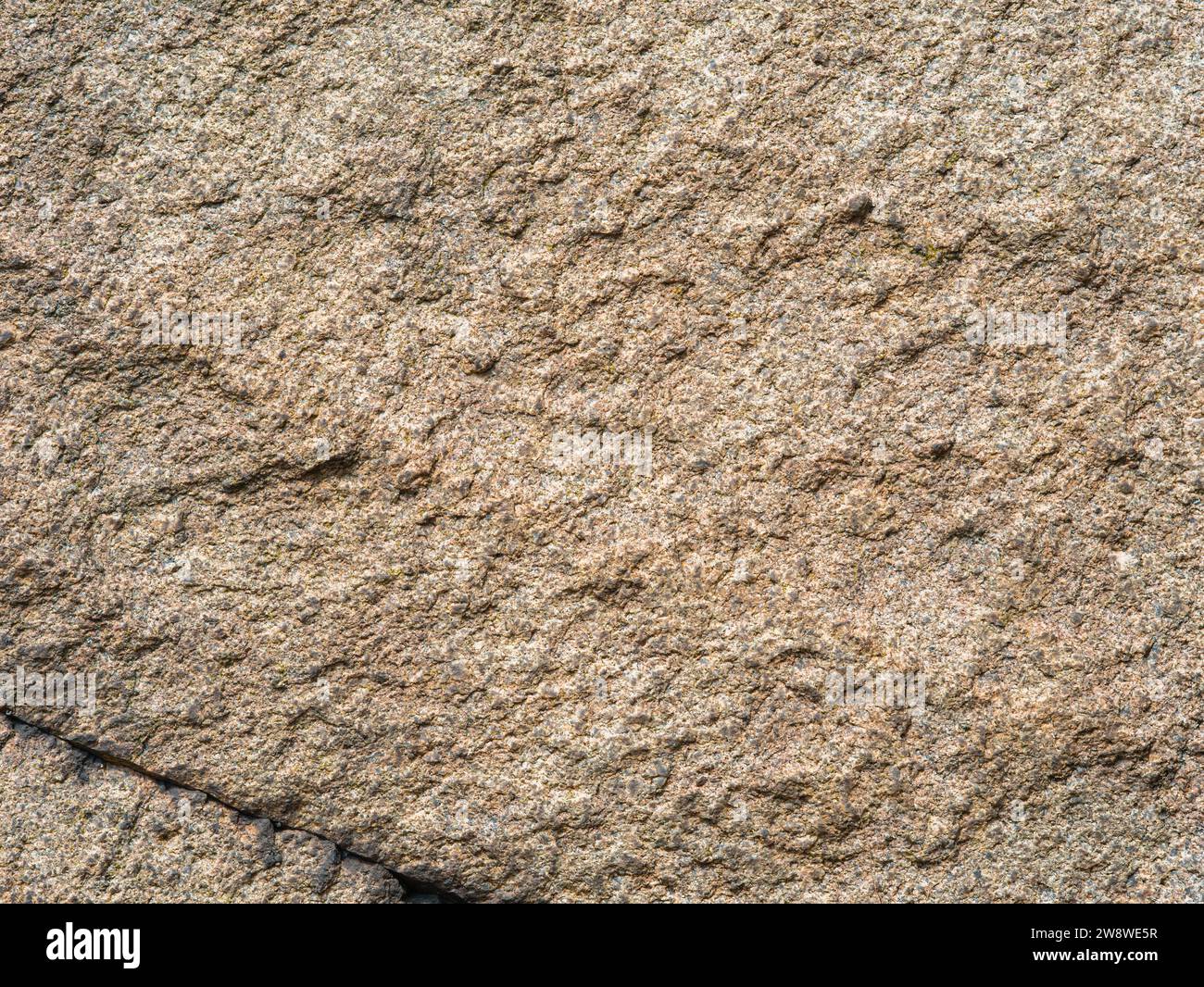 Antike Granitplatte aus der Präkambrium-Zeit. Hintergrund Stockfoto