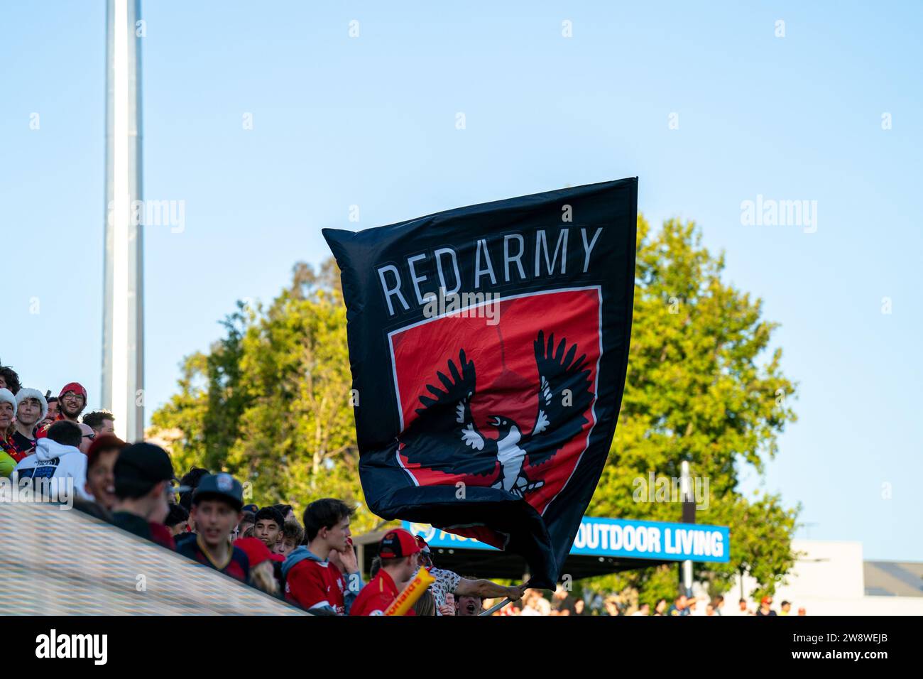 Adelaide, Australien. Dezember 2023. Adelaide, Australien, 22. Dezember 2023: Fans von Adelaide United schwingen eine Flagge während des Spiels der Isuzu UTE A-League Men zwischen Adelaide United und Newcastle Jets im Coopers Stadium in Adelaide, Australien. (NOE Llamas/SPP) Credit: SPP Sport Press Photo. /Alamy Live News Stockfoto