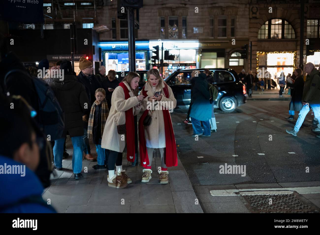 Touristen strömen nach Mayfair, um die Weihnachtsfeierlichkeiten und vorletzten Tage des Weihnachtseinkaufs zu genießen, während die britischen Einzelhandelsverkäufe die Prognosen vor der Weihnachtszeit übertreffen. Mayfair, London, England, Vereinigtes Königreich 22. Dezember 2023 Credit: Jeff Gilbert/Alamy Live News Stockfoto