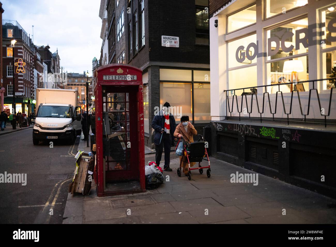 Touristen strömen nach Mayfair, um die Weihnachtsfeierlichkeiten und vorletzten Tage des Weihnachtseinkaufs zu genießen, während die britischen Einzelhandelsverkäufe die Prognosen übertreffen Stockfoto