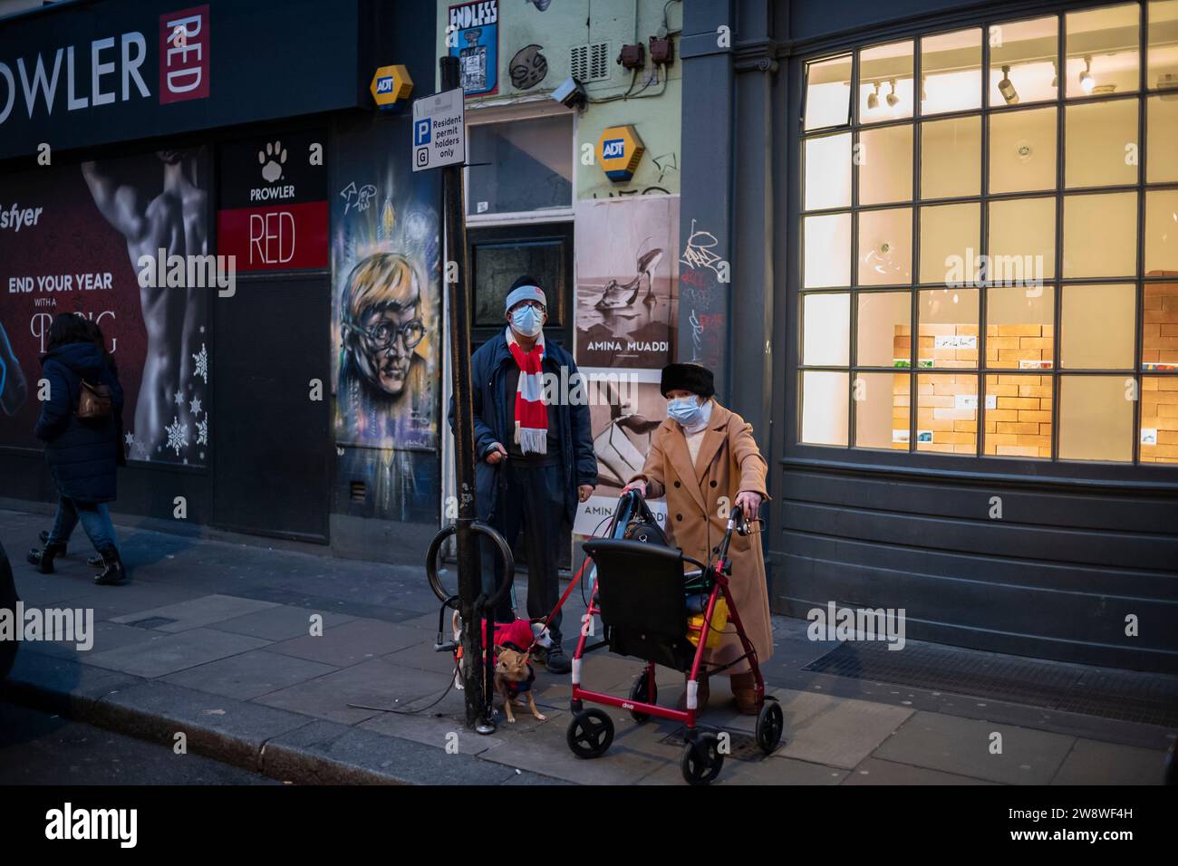 Touristen strömen nach Mayfair, um die Weihnachtsfeierlichkeiten und vorletzten Tage des Weihnachtseinkaufs zu genießen, während die britischen Einzelhandelsverkäufe die Prognosen übertreffen Stockfoto