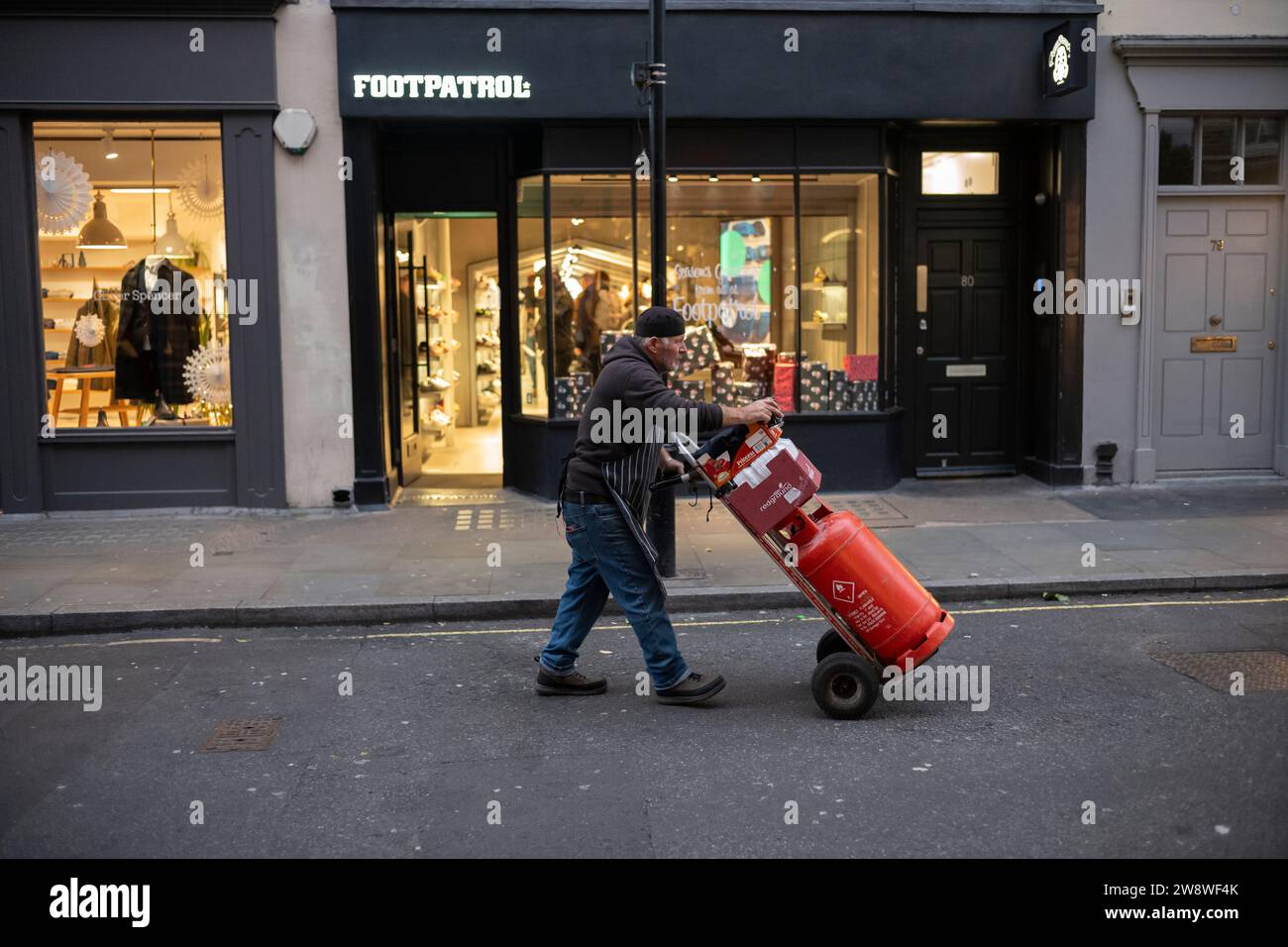 Touristen strömen nach Mayfair, um die Weihnachtsfeierlichkeiten und vorletzten Tage des Weihnachtseinkaufs zu genießen, während die britischen Einzelhandelsverkäufe die Prognosen übertreffen Stockfoto