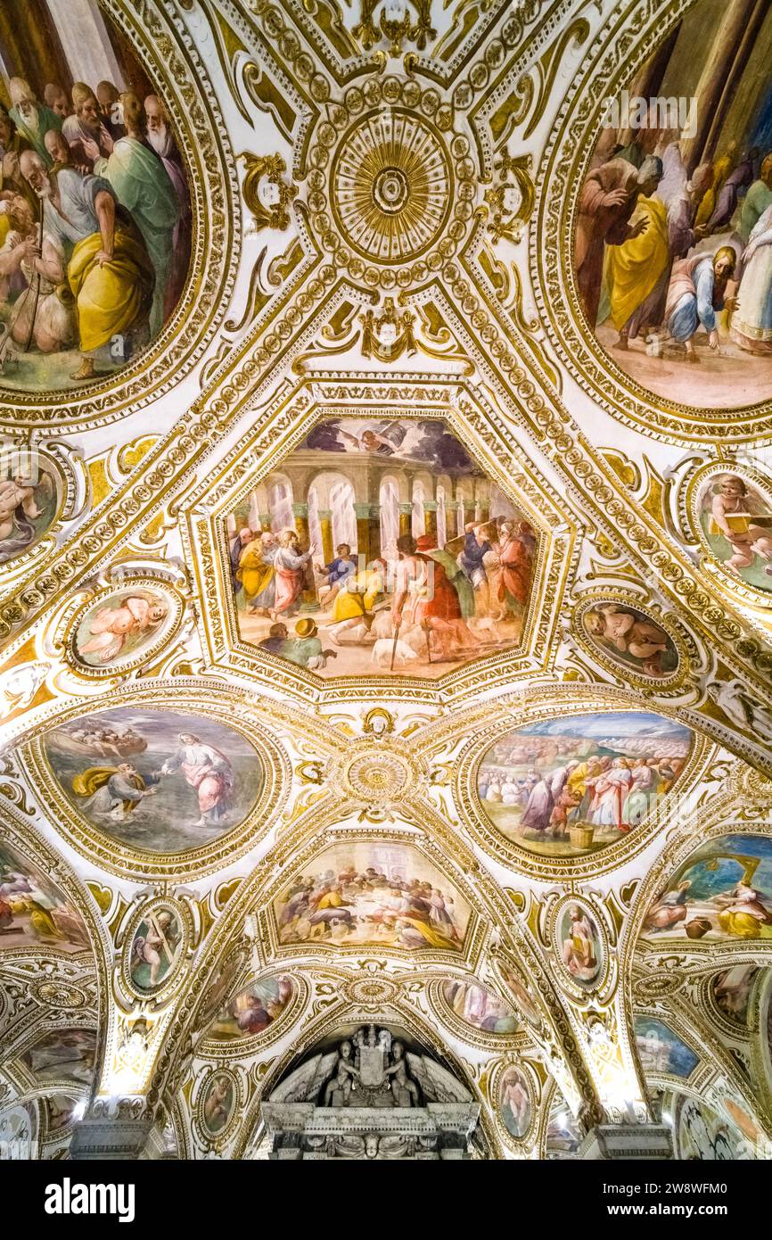 Kunstvoll bemalte Decken des Grabes des heiligen Matthäus, Tomba di San Matteo, in der Mitte der Krypta unter dem Altar der Kathedrale von Salerno. Stockfoto