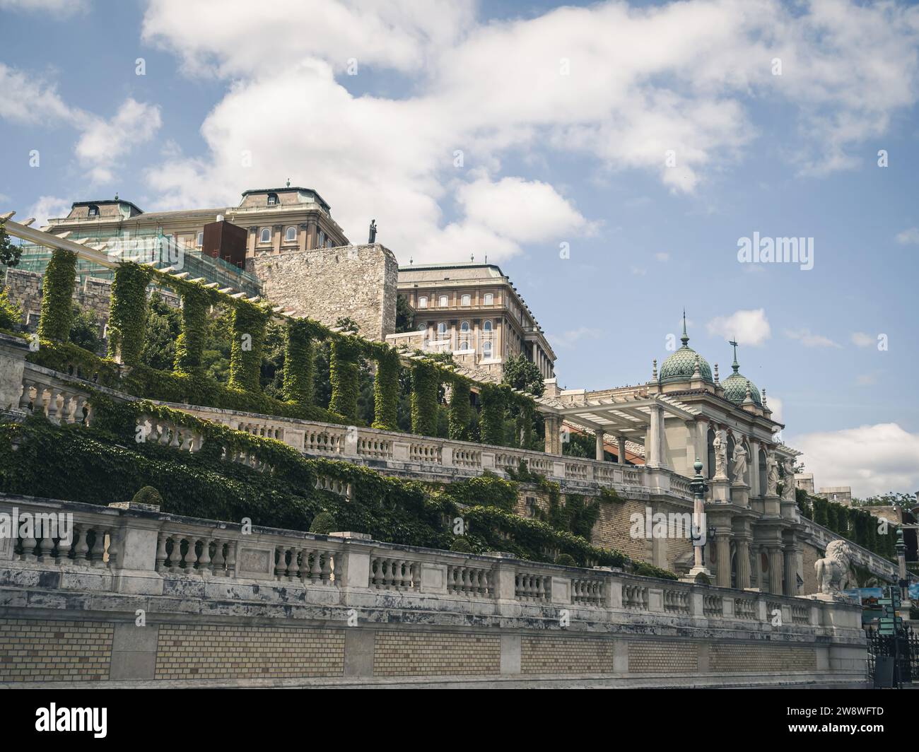 Außenansicht des Gartenbasars der Neorenaissance-Burg (Várkert Bazár) in Budapest, Ungarn, Europa. Statuen, Ornamente, Säulen und türkisfarbene Kuppel Stockfoto