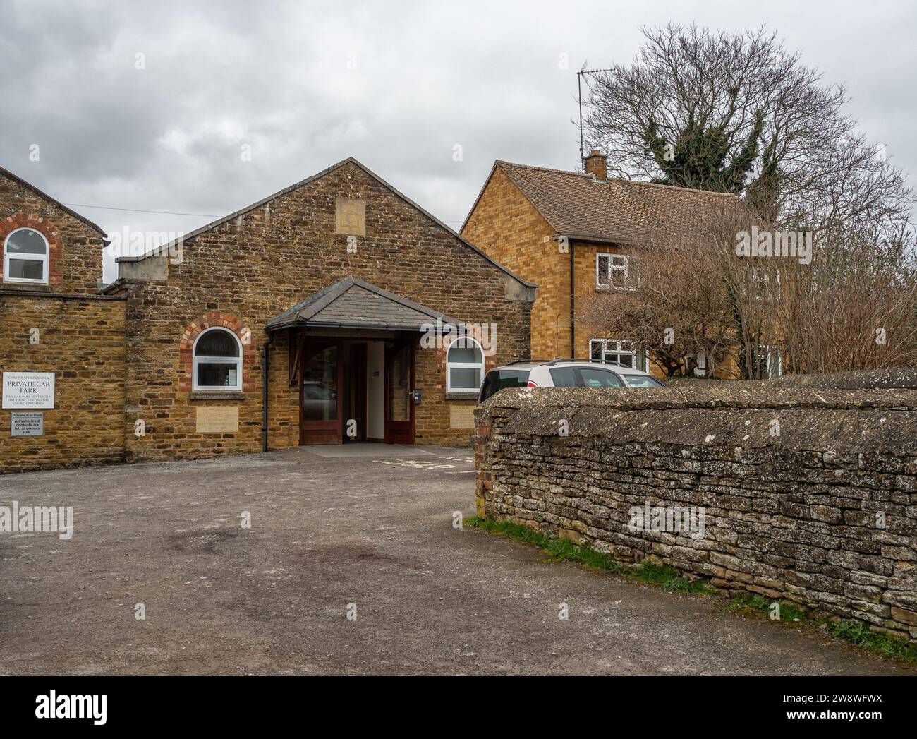 Außerhalb der Carey Baptist Church in Moulton, Northamptonshire, Großbritannien; der Missionar William Carey predigte hier zwischen 1786 und 1789. Stockfoto