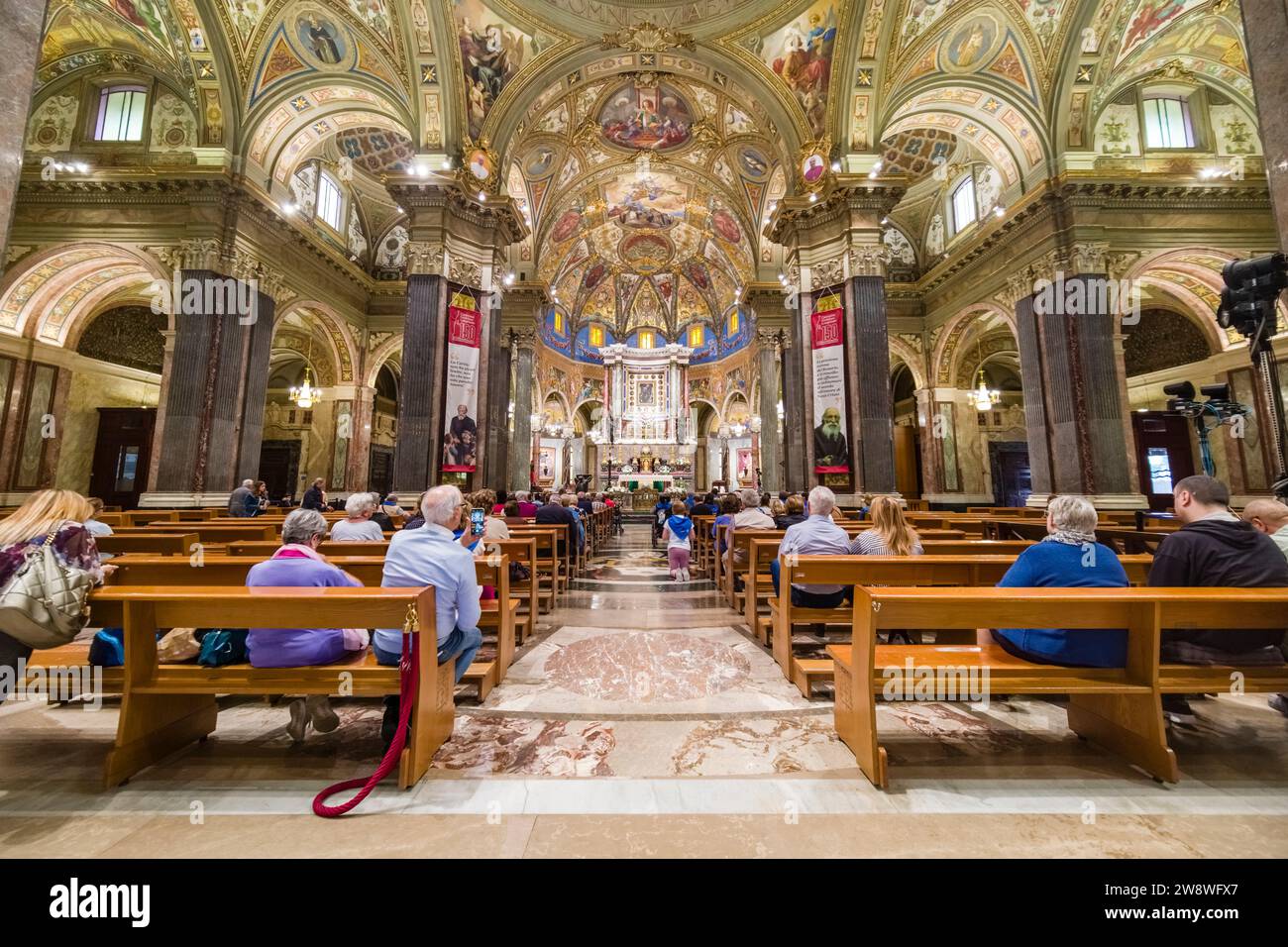 Innenarchitektur und Altar in der Kirche Santuario della Beata Vergine del Santo Rosario, ein wichtiger Wallfahrtsort in der Stadt Pompeji. Stockfoto
