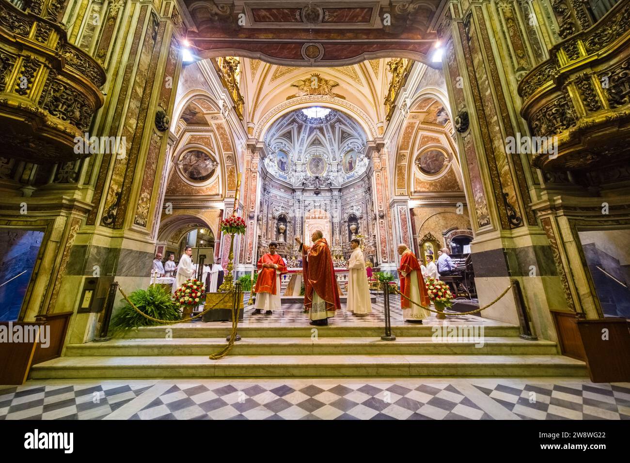 Innenarchitektur und Altar in der Kirche Basilika Santuario di Santa Maria del Carmine Maggiore, ein wichtiger Wallfahrtsort in der Stadt Pompeji Stockfoto