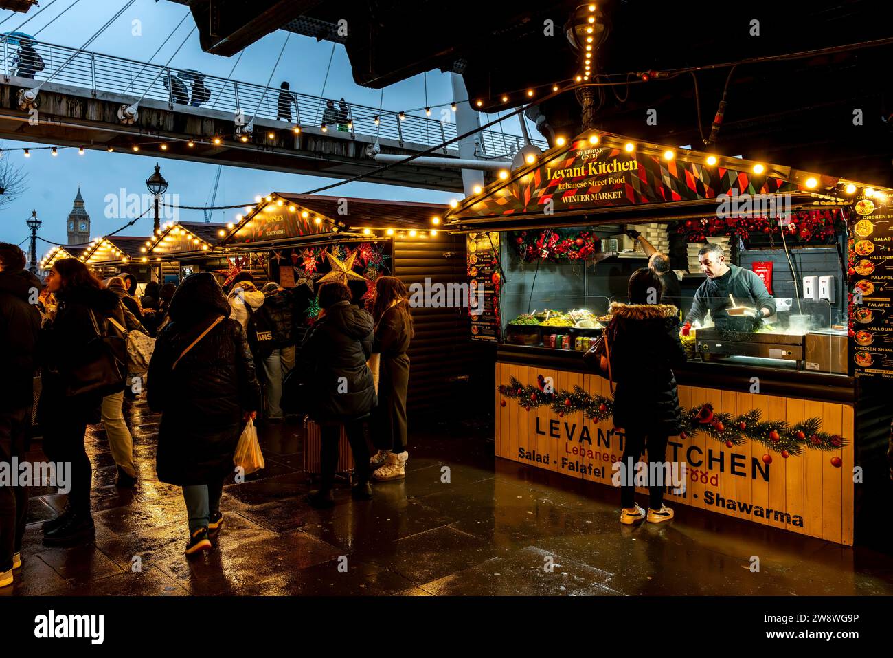 Leute, Die Street Food Auf Dem Southbank Centre Winter Market, London, Uk, Kaufen Stockfoto