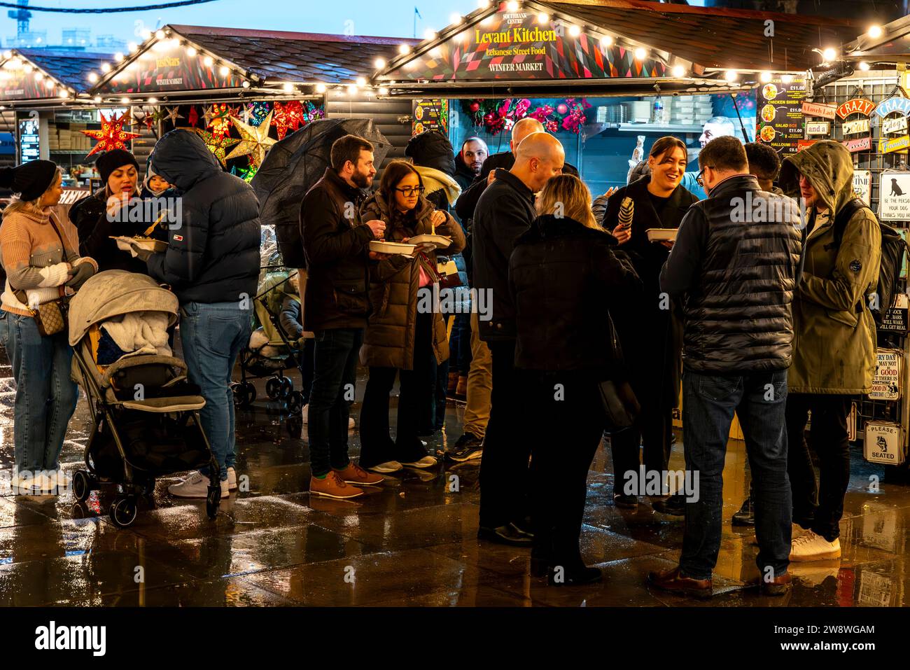Leute Essen Street Food Im Southbank Centre Winter Market, London, Großbritannien Stockfoto