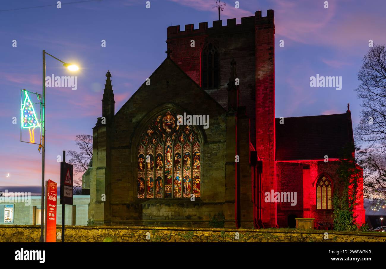 St. Asaph Cathedral, Nordwales bei Abenddämmerung im Dezember 2023. Stockfoto