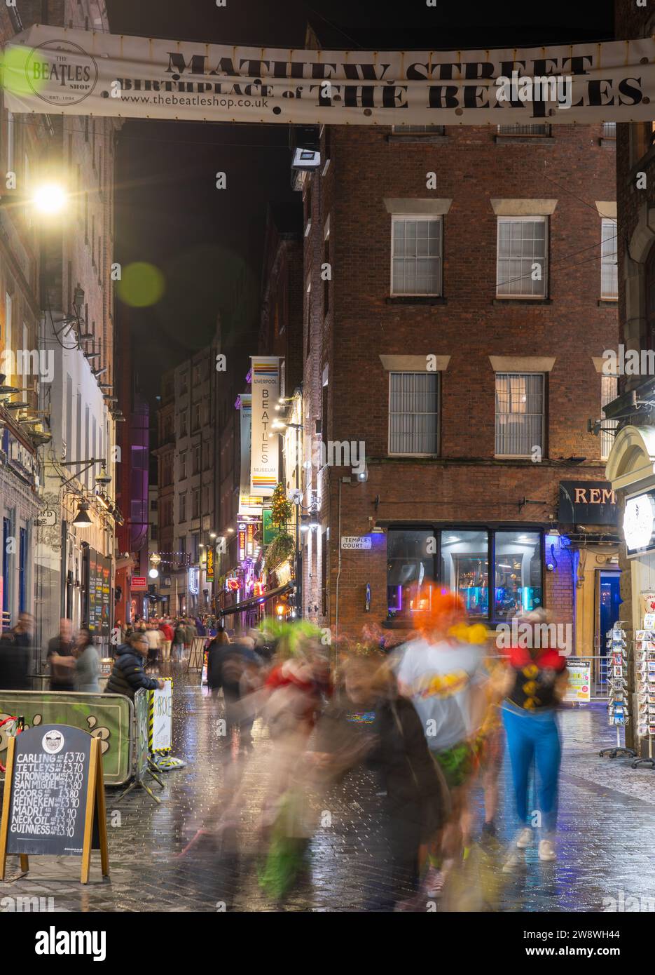 Nachtschwärmer in der Matthew Street, Liverpool, Geburtsort der Beatles. Bild im Dezember 2023. Stockfoto