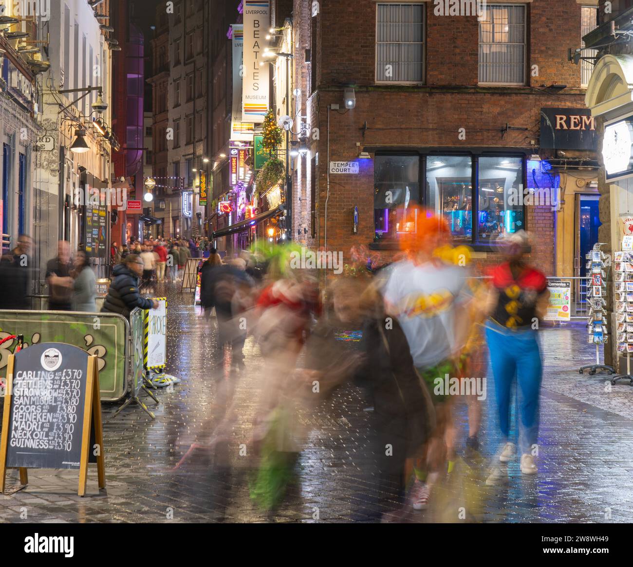 Nachtschwärmer in der Matthew Street, Liverpool, Geburtsort der Beatles. Bild im Dezember 2023. Stockfoto